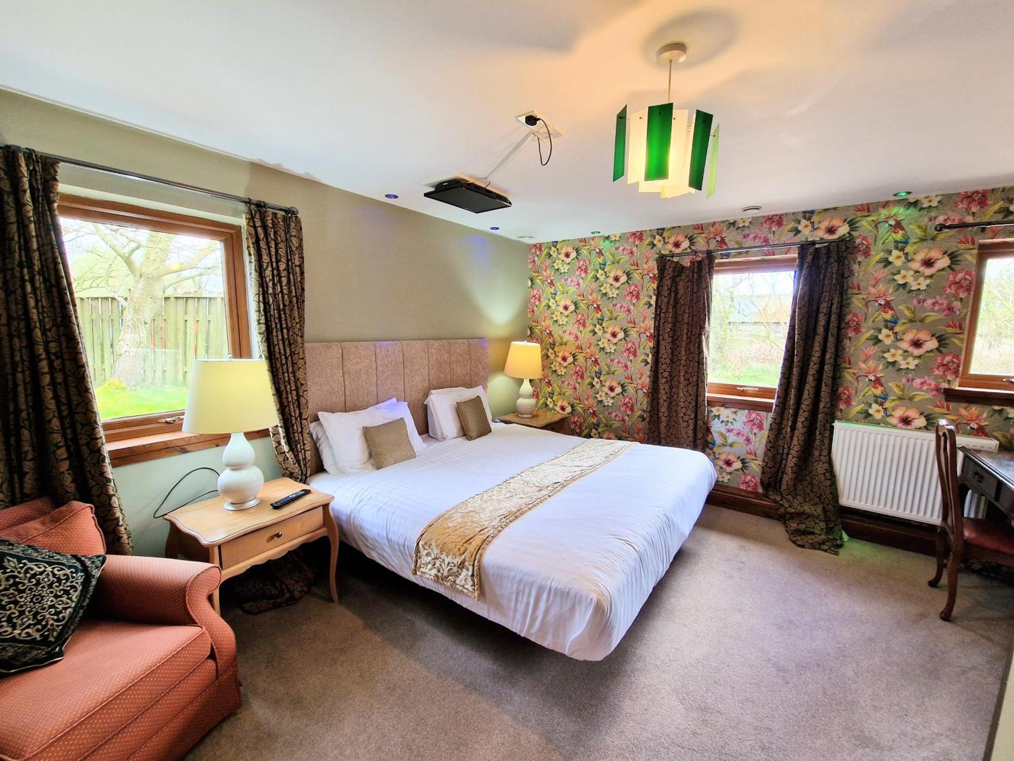 Lbtie With Two Private Hot Tubs - Fife - Loch Leven - Lomond Hills Kelty