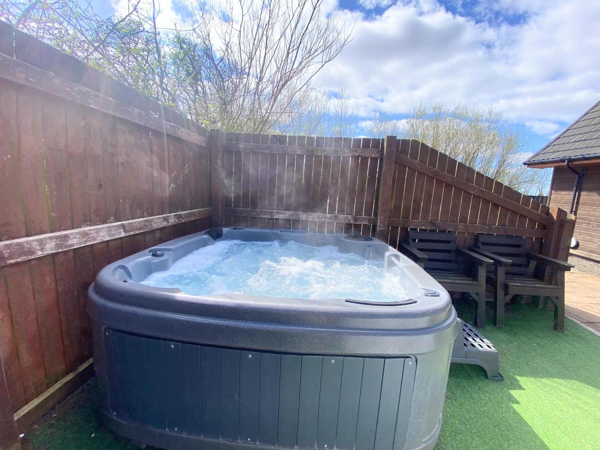 Chalet Lbtie With Two Private Hot Tubs - Fife - Loch Leven - Lomond Hills