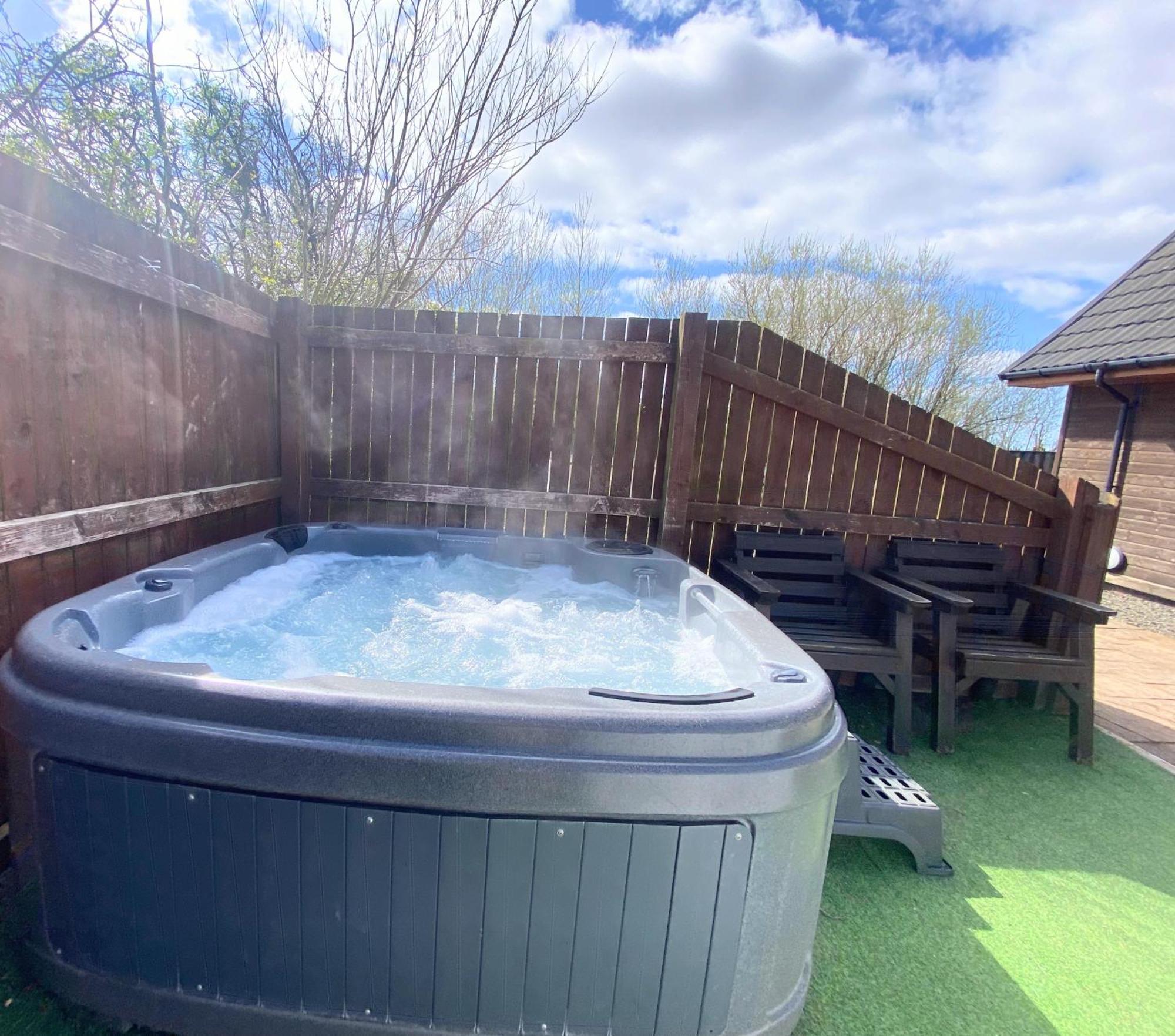 Lbtie With Two Private Hot Tubs - Fife - Loch Leven - Lomond Hills Kelty