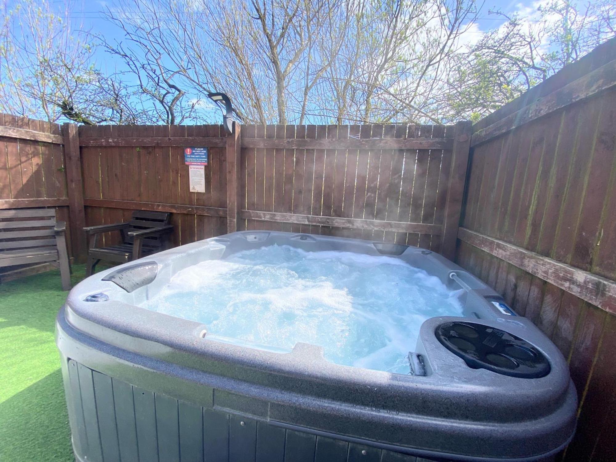 Lbtie With Two Private Hot Tubs - Fife - Loch Leven - Lomond Hills