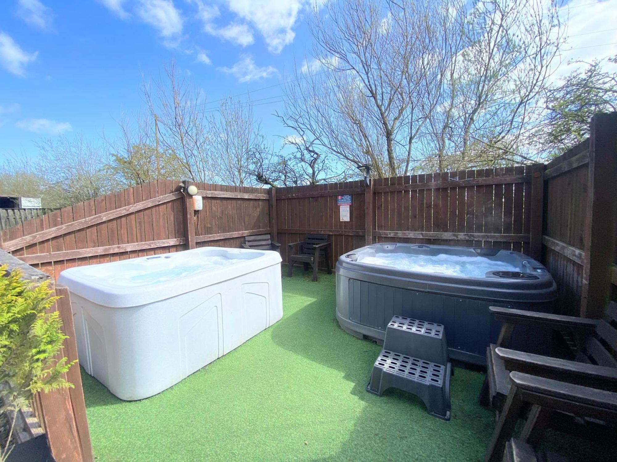 Lbtie With Two Private Hot Tubs - Fife - Loch Leven - Lomond Hills