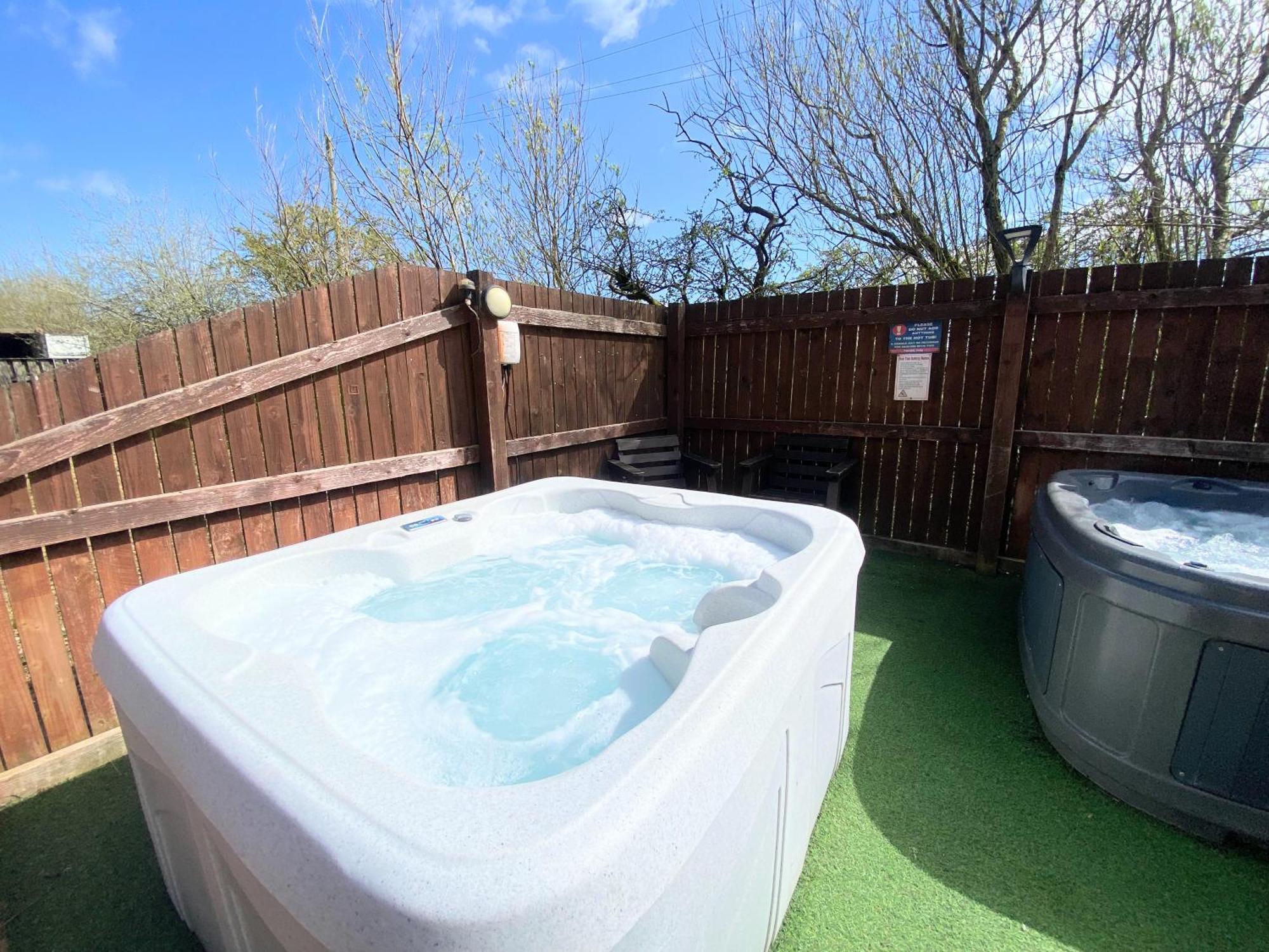 Lbtie With Two Private Hot Tubs - Fife - Loch Leven - Lomond Hills Kelty