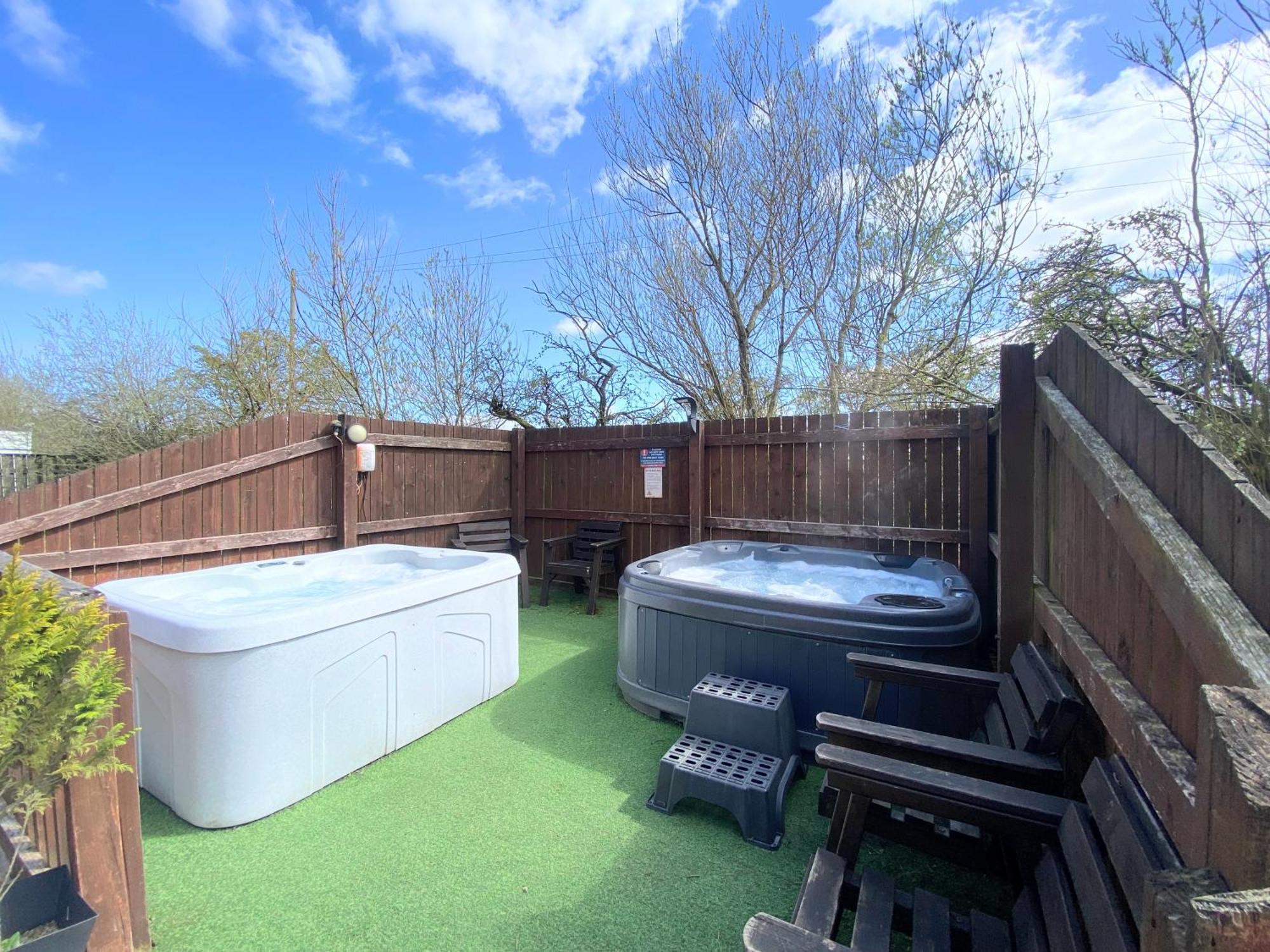 Lbtie With Two Private Hot Tubs - Fife - Loch Leven - Lomond Hills