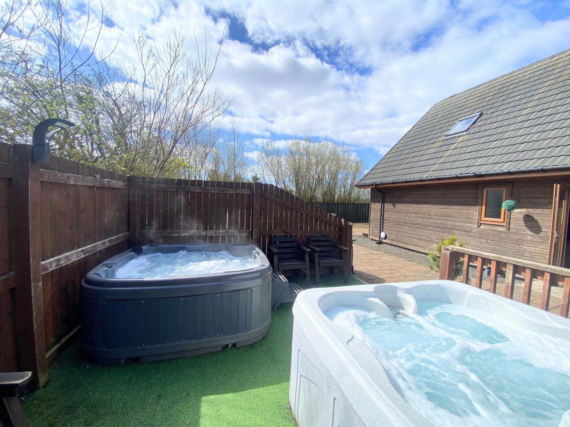Lbtie With Two Private Hot Tubs - Fife - Loch Leven - Lomond Hills Kelty